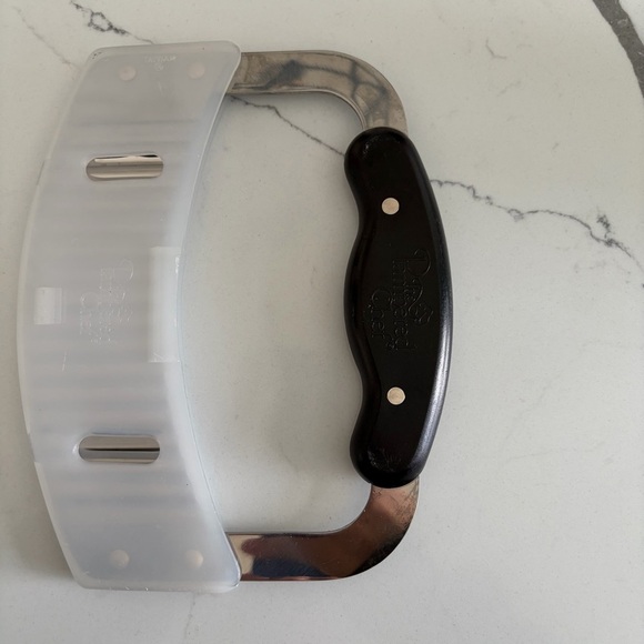 Pampered Chef Crinkle Cutter - Picture 3 of 4